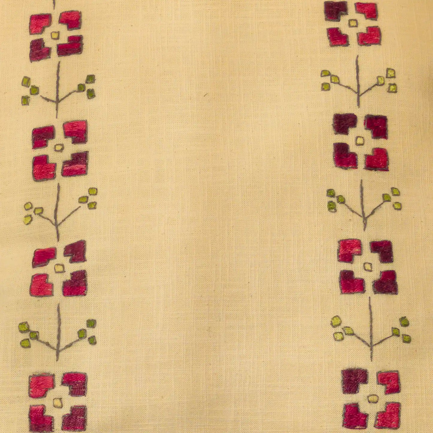 Housse en lin naturel brodée main avec des fleurs stylisées rouges. Les pétales sont séparés en quatre blocs. Un motif inspiré de l’Est.