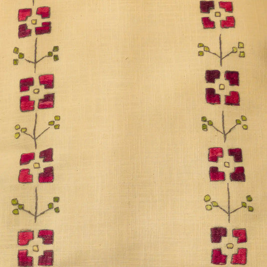 Housse en lin naturel brodée main avec des fleurs stylisées rouges. Les pétales sont séparés en quatre blocs. Un motif inspiré de l’Est.