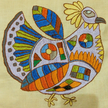 Détail de la broderie de poule stylisée en couleurs vives sur housse de coussins, modèle 2