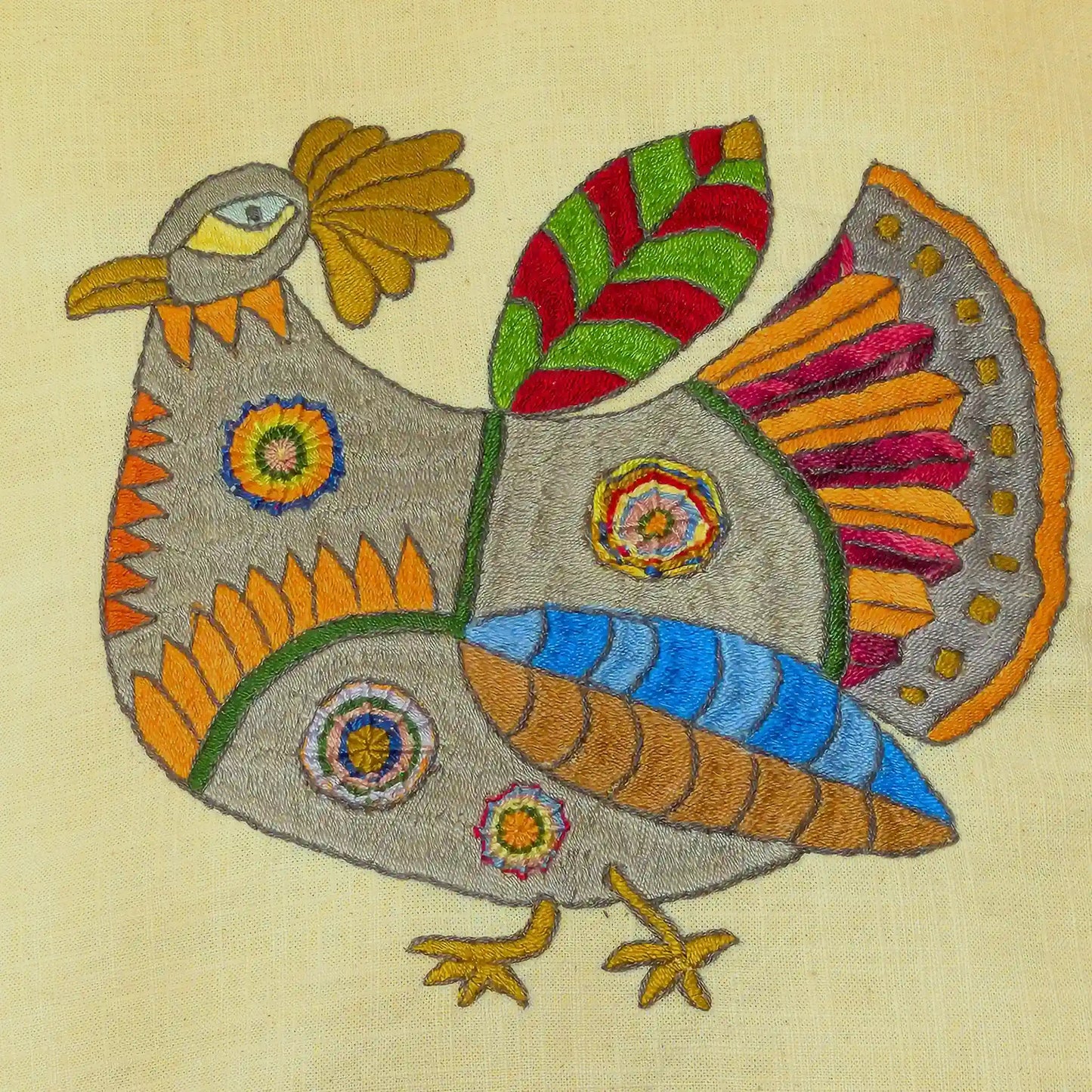 Détail de la broderie de poule stylisée en couleurs vives sur housse de coussins, modèle 3