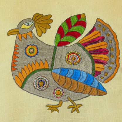 Détail de la broderie de poule stylisée en couleurs vives sur housse de coussins, modèle 3