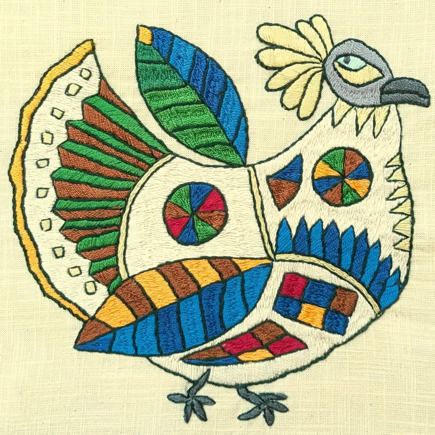 Détail de la broderie de poule stylisée en couleurs vives sur housse de coussins, modèle 4