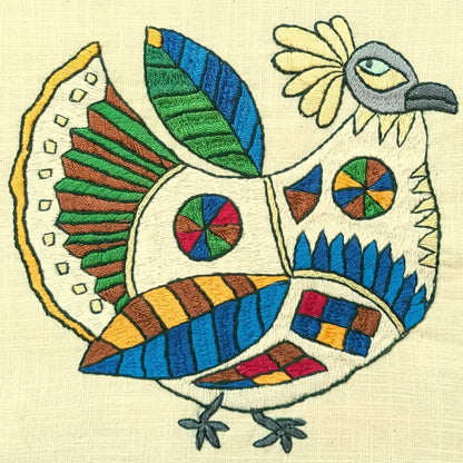 Détail de la broderie de poule stylisée en couleurs vives sur housse de coussins, modèle 4