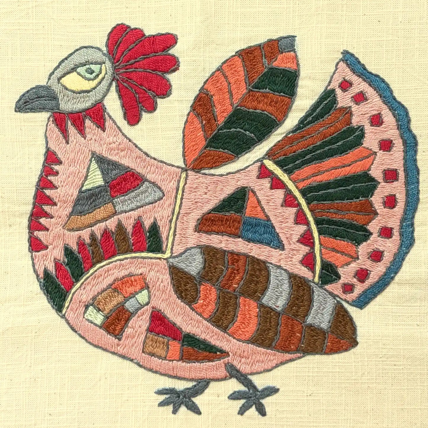 Détail de la broderie de poule stylisée en couleurs vives sur housse de coussins, modèle 5