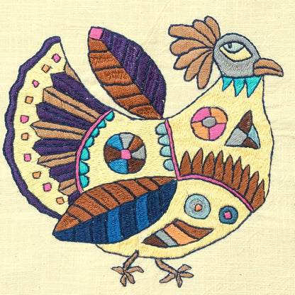 Détail de la broderie de poule stylisée en couleurs vives sur housse de coussins, modèle 6