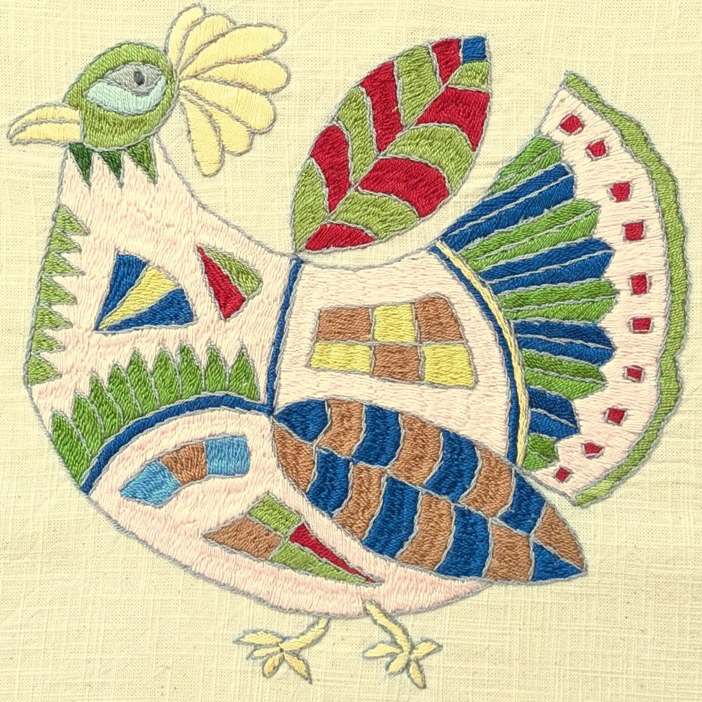 Détail de la broderie de poule stylisée en couleurs vives sur housse de coussins, modèle 7