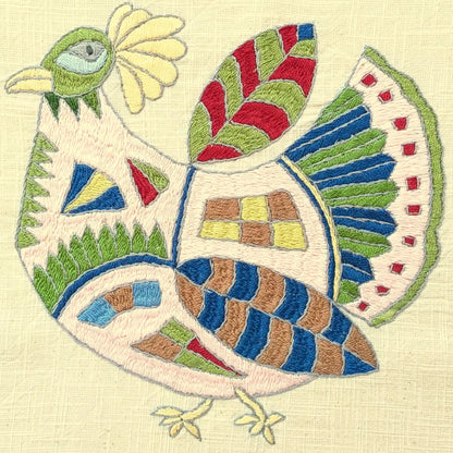 Détail de la broderie de poule stylisée en couleurs vives sur housse de coussins, modèle 7