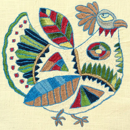 Détail de la broderie de poule stylisée en couleurs vives sur housse de coussins, modèle 8