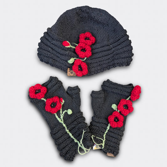 Ensemble bonnet et mitaines noirs tricotés à la main, décorés de coquelicots rouges crochetés et tiges vertes brodées.