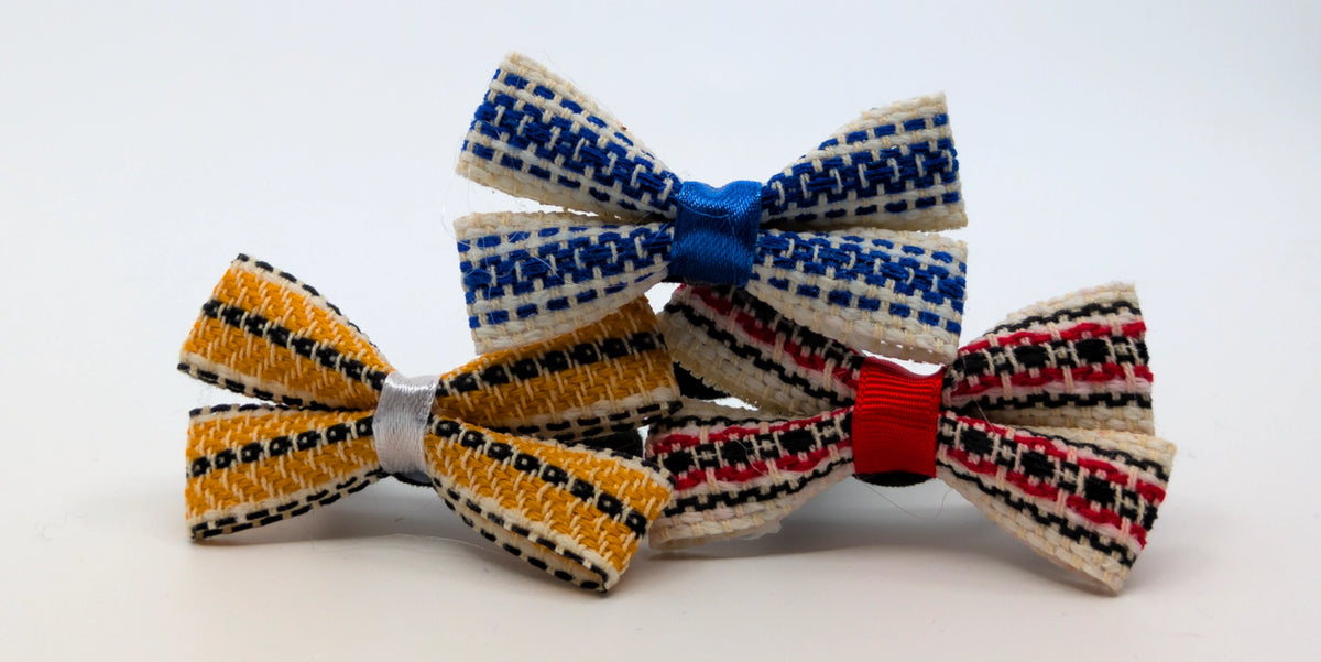 Photo groupée de 3 élastiques cheveux à noeud papillon. Le tissu est réalisé à la main.
