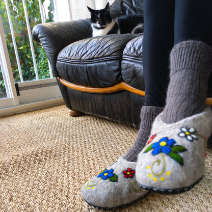 Chaussons en feutre totalement faits main, portés, le motif est floral et multicolore