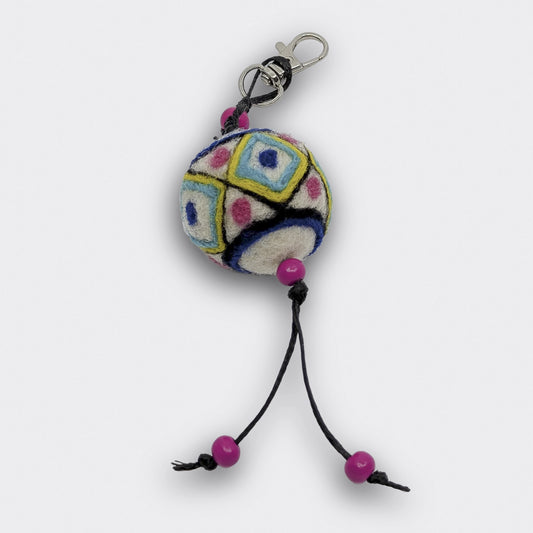 breloque de sac, charm de sac avec une boule en feutre fait main.
Multicolore.