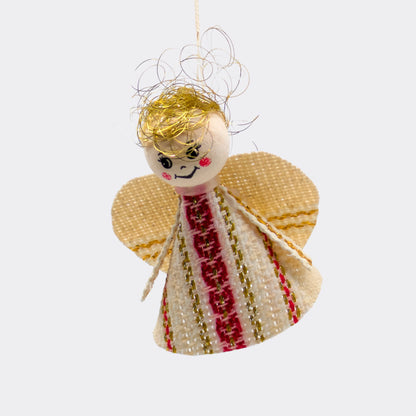Petit ange rouge en textile tissé avec motifs dorés et chevelure brillante. Une figurine artisanale de Tchéquie rappelant les décorations hivernales régionales. Ange décoratif à suspendre pour un intérieur chaleureux.