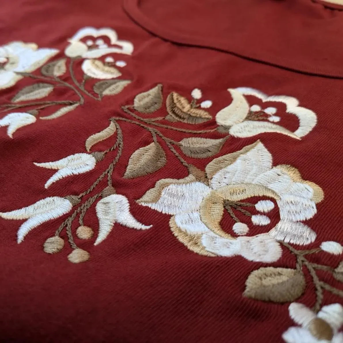 Détail de la broderie Kalocsa qui orne le Tshirt rouge à manches longues pour femmes.