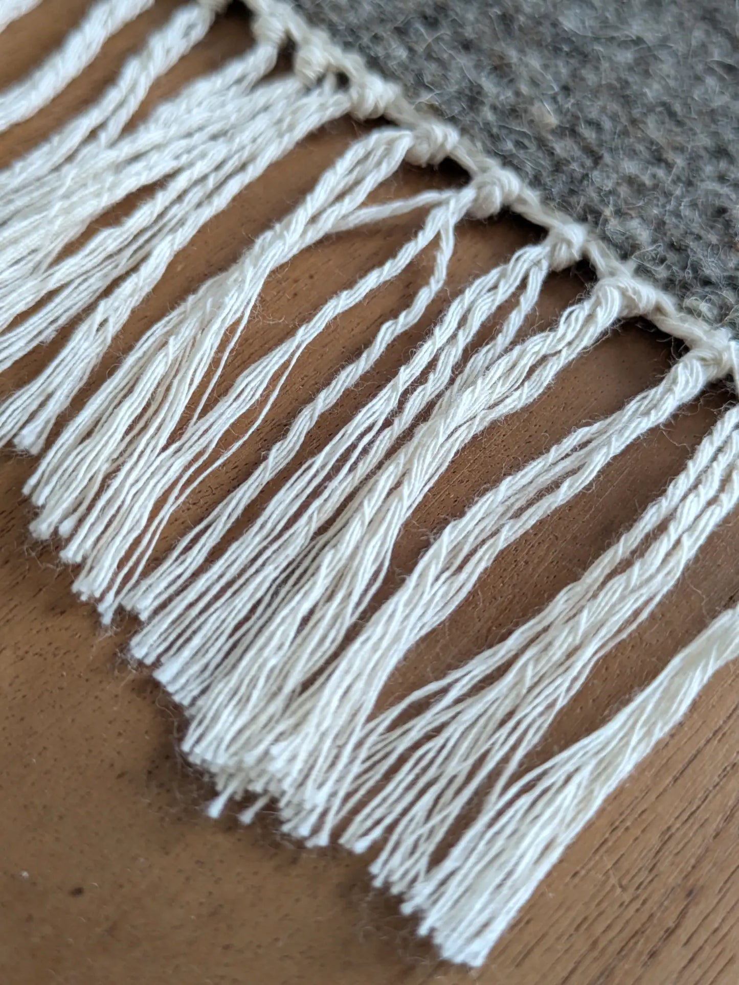 Franges de kilim crème et gris en laine, détail du bord tissé main