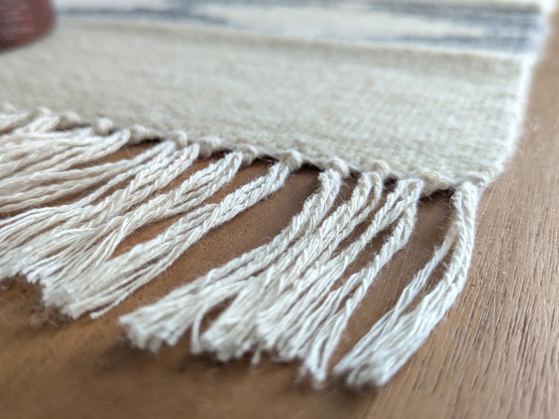 Franges de kilim gris et crème en laine, détail du bord tissé main