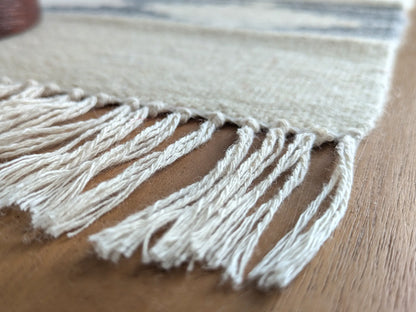 Franges de kilim gris et crème en laine, détail du bord tissé main