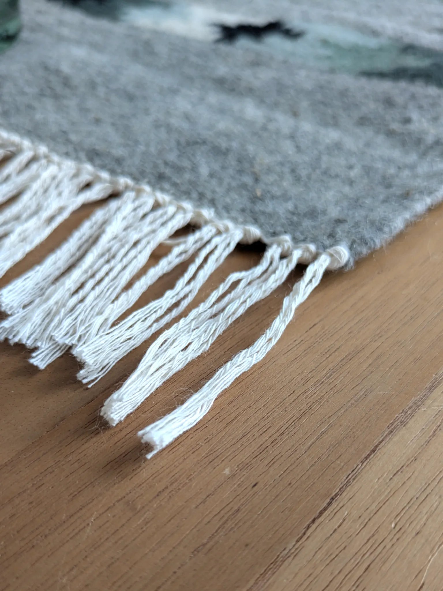 Franges de kilim vert olive et gris en laine, détail du bord tissé main