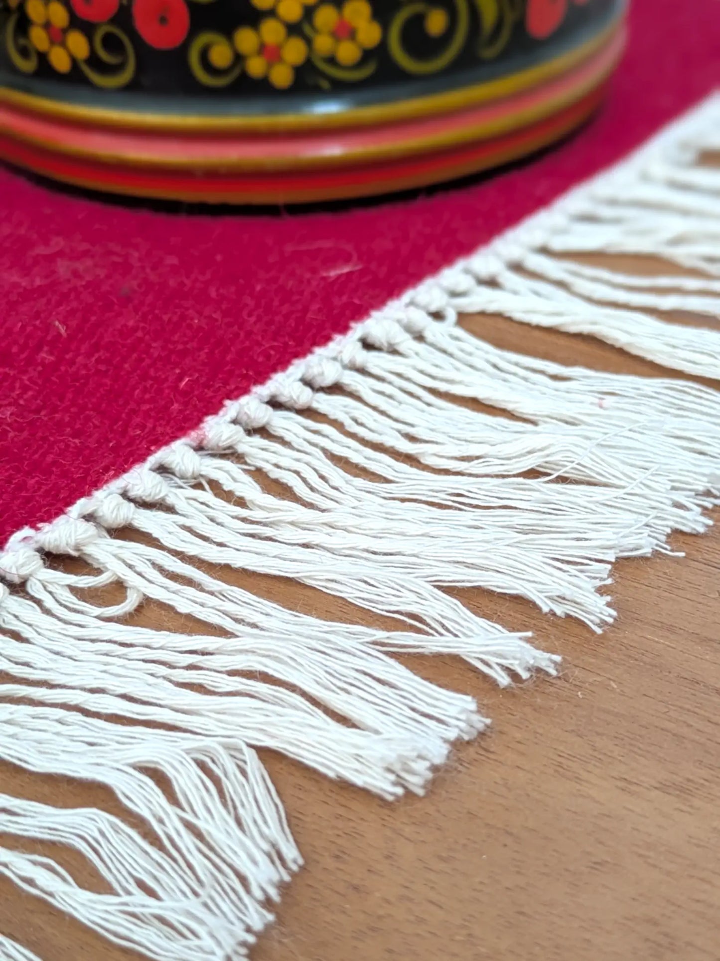 Franges de kilim rouge et vert olive en laine, détail du bord tissé main