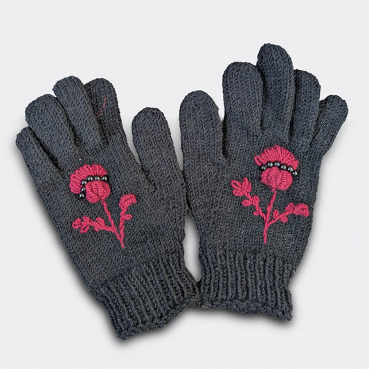 Gants noirs tricotés main, fleur pourpre crochetée dotée de fines perles et brodée