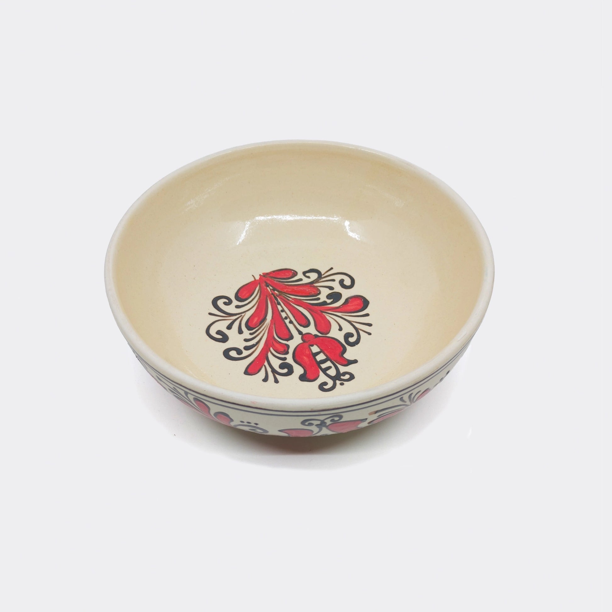 Grand bol roumain de Corund, décor traditionnel rouge sur fond crème. Glaçure intérieure et extérieure. Format large adapté au service.