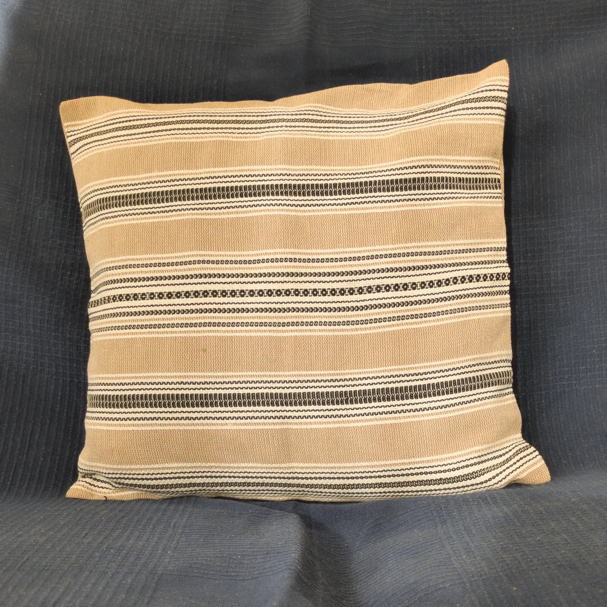 Housse de coussin en coton tissé à la main, rayures beige-gris et noires. Fabriqué en République tchèque par un artisan.