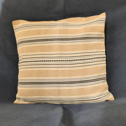 Housse de coussin en coton tissé à la main, rayures beige-gris et noires. Fabriqué en République tchèque par un artisan.