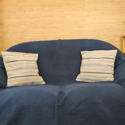 Vue sur canapé de deux coussins avec housse tissée à la main en provenance d'un atelier en République Tchèque.