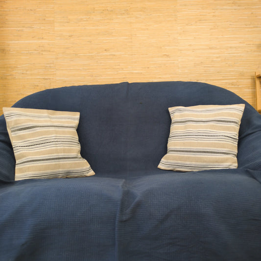 Vue sur canapé de deux coussins avec housse tissée à la main en provenance d'un atelier en République Tchèque.