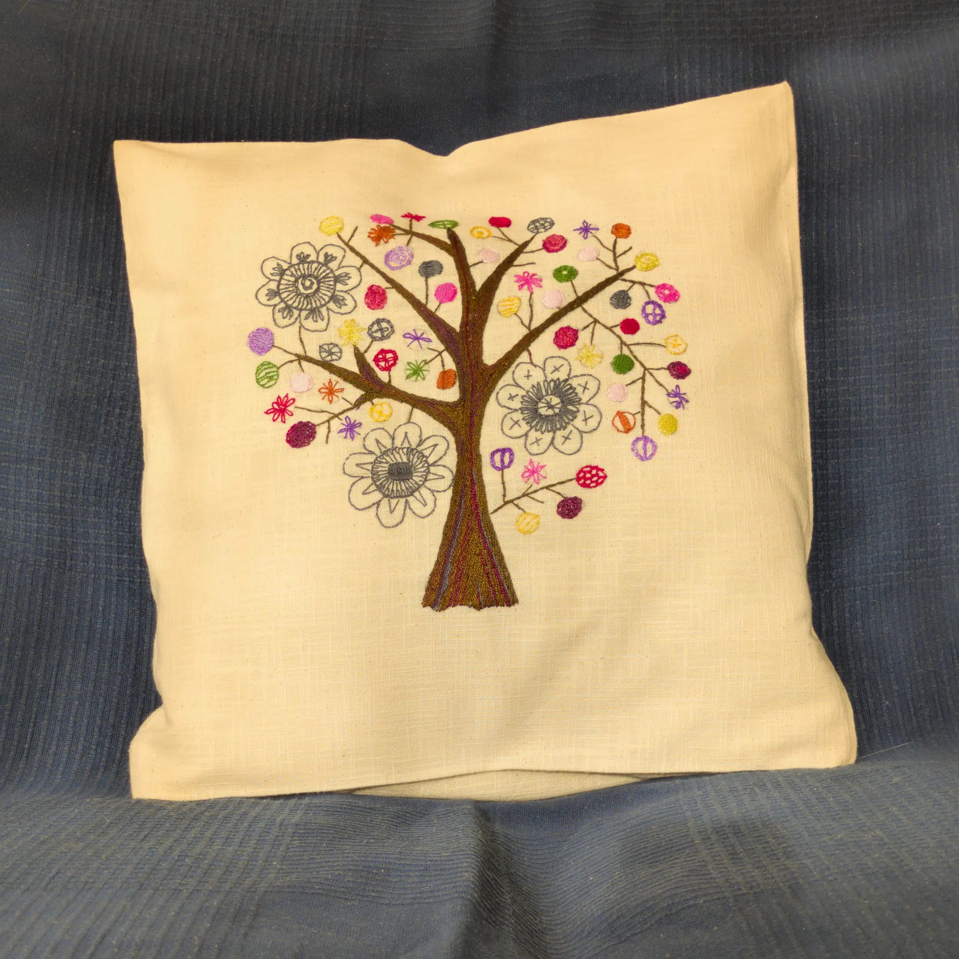 Motif d’arbre brodé main aux couleurs vives. Modèle N°1