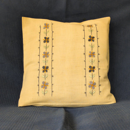 Housse de coussin en lin lavé brodée de fleurs verticales. Le motif floral se répète en colonnes fines. Un coussin en lin artisanal.