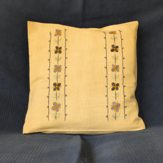 Housse de coussin en lin lavé brodée de fleurs verticales. Le motif floral se répète en colonnes fines. Un coussin en lin artisanal.