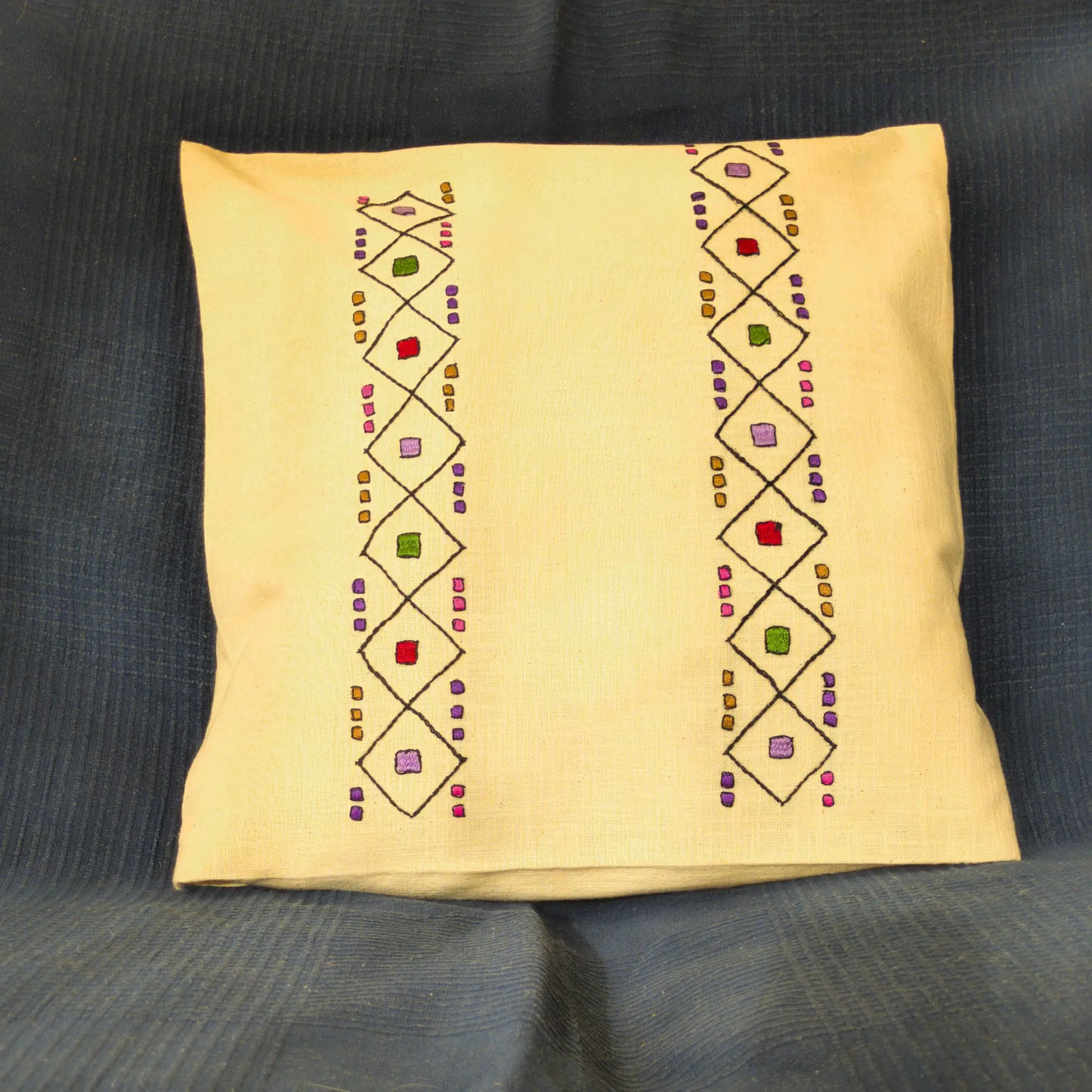 Housse de coussin en lin ornée de motifs géométriques serbes en double bande verticale.