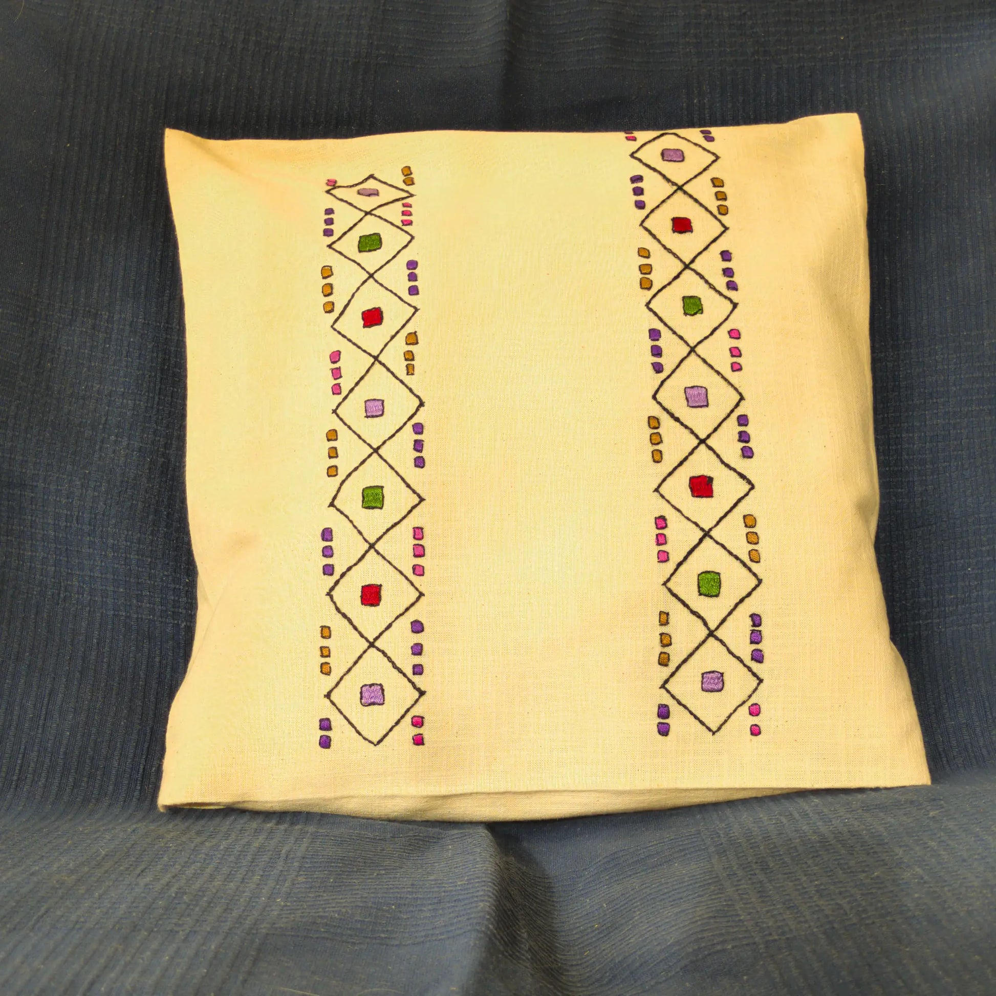 Housse de coussin en lin ornée de motifs géométriques serbes en double bande verticale.