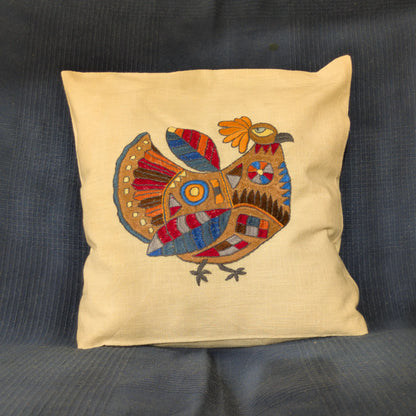 Housse en lin brodée d’une poule stylisée et colorée, modèle N°1