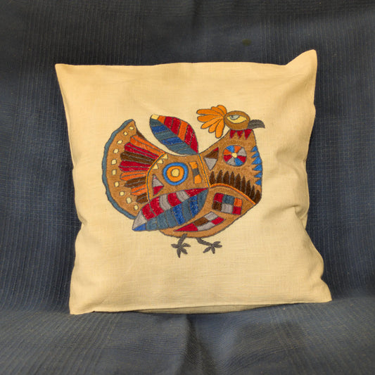 Housse en lin brodée d’une poule stylisée et colorée, modèle N°1