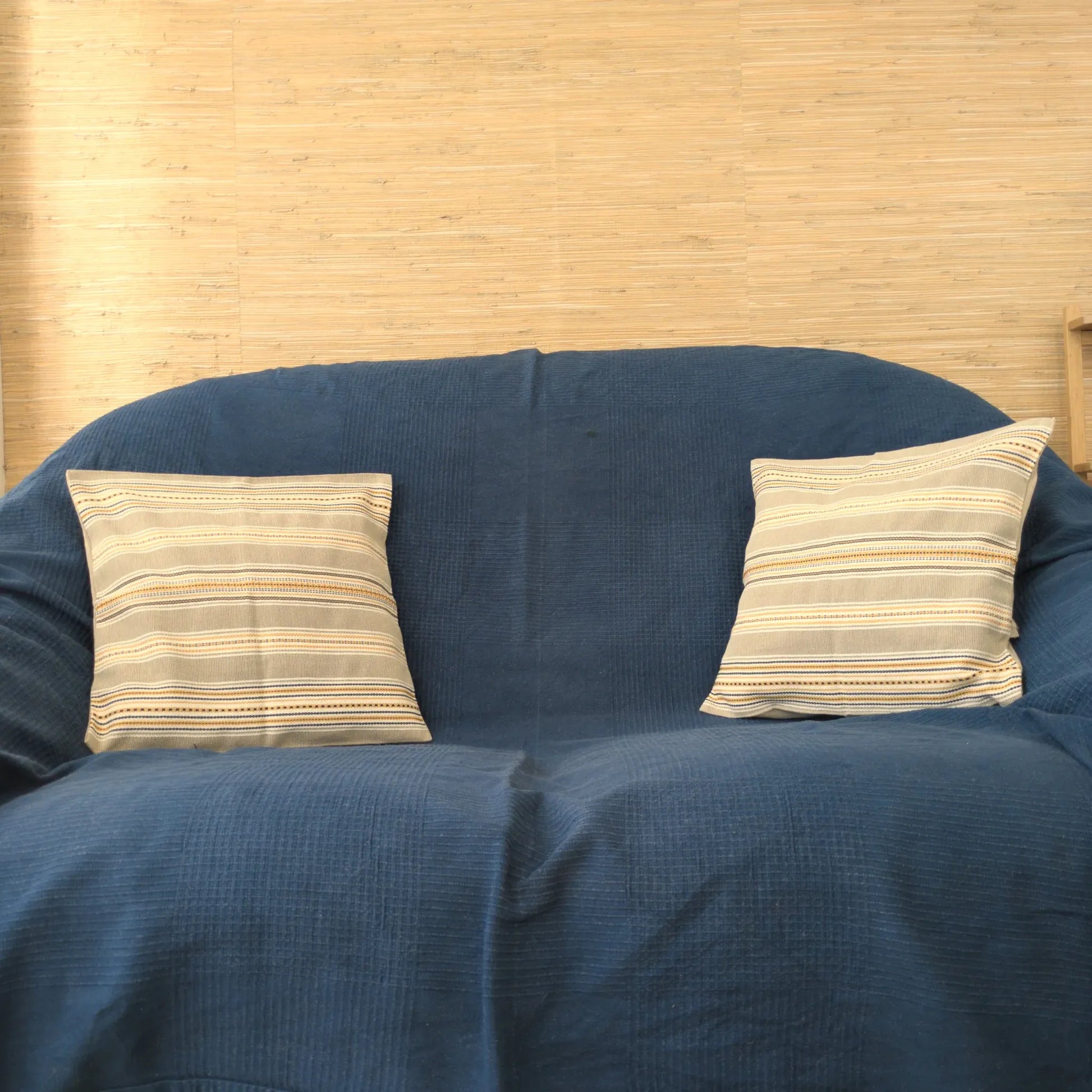 Vue de 2 coussins avec housses centre-européennes rayées en coton typique de Moravie.