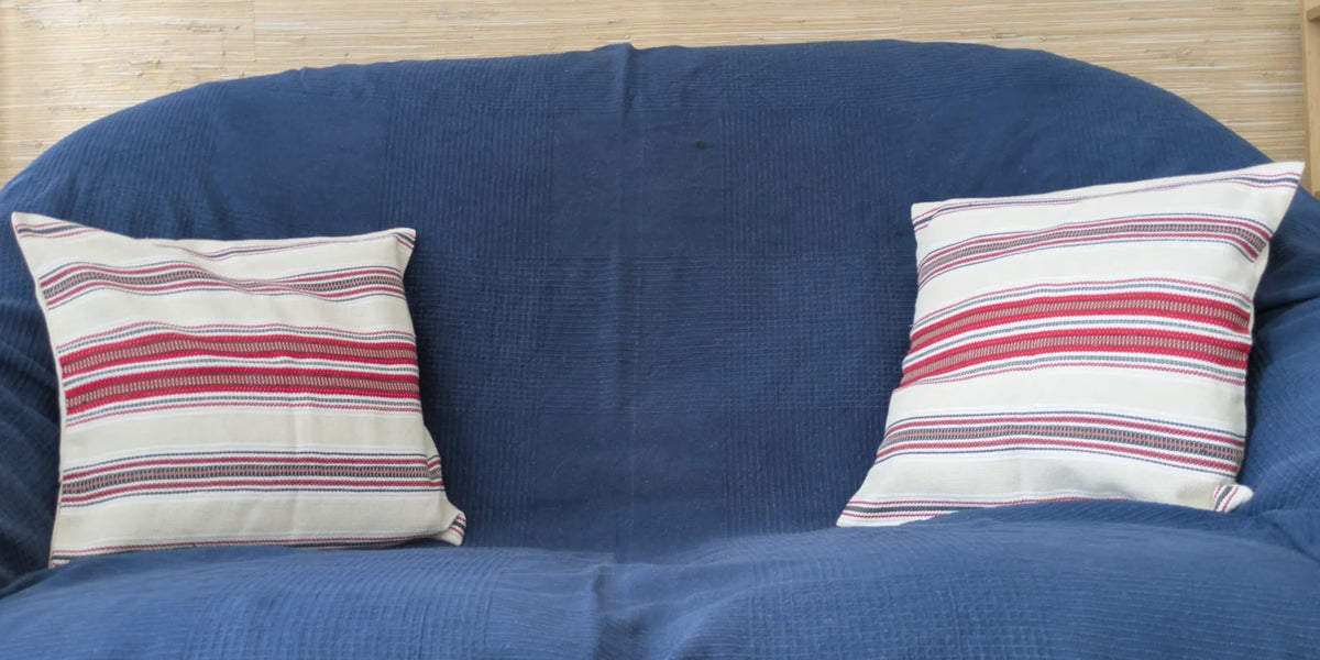 Deux housses de coussin en coton tissées à la main en république Tchèque.