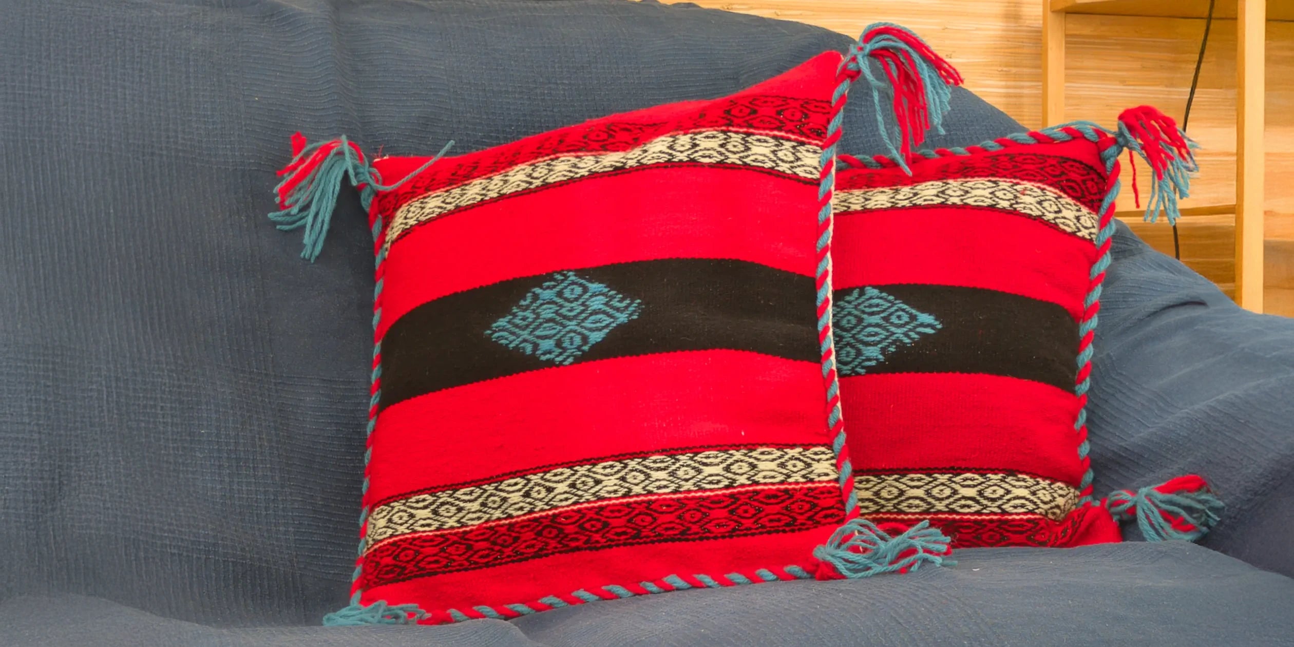 Vue de deux housses de coussins tissées à la main en laine. En Serbie par un artisan.
