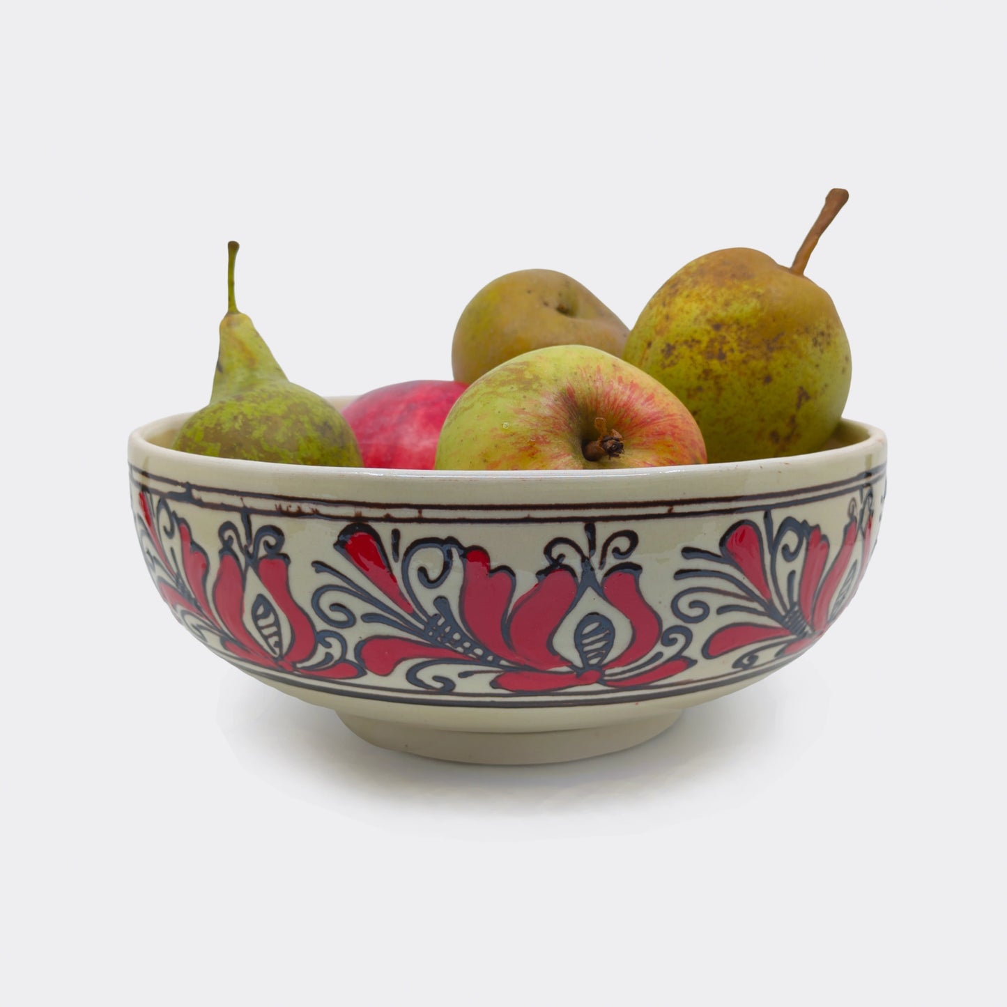 Jatte en céramique de Corund contenant des fruits. Peut également servir pour présenter toutes sortes de mets.