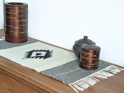 Kilim crème et gris en laine tissé à plat au Monténégro, vu en angle avec motif traditionnel