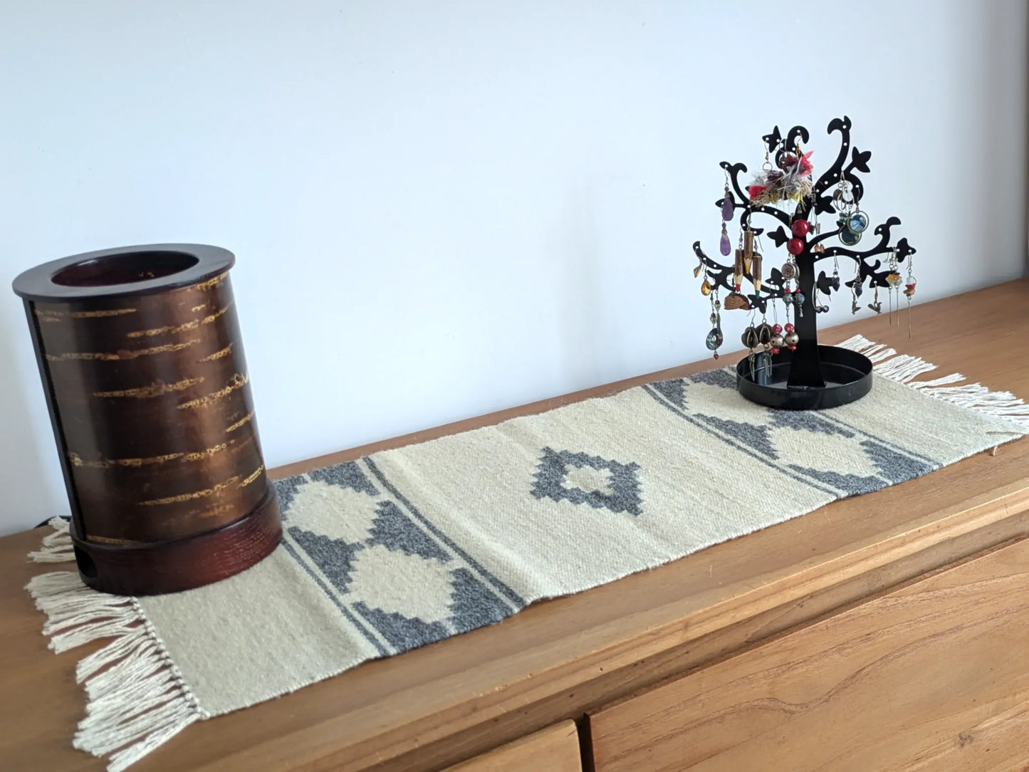 Kilim gris et crème tissé à plat en laine, vu de côté avec motif traditionnel des Balkans