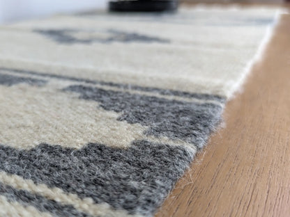 Kilim gris et crème en laine, gros plan sur le tissage à plat et le motif traditionnel
