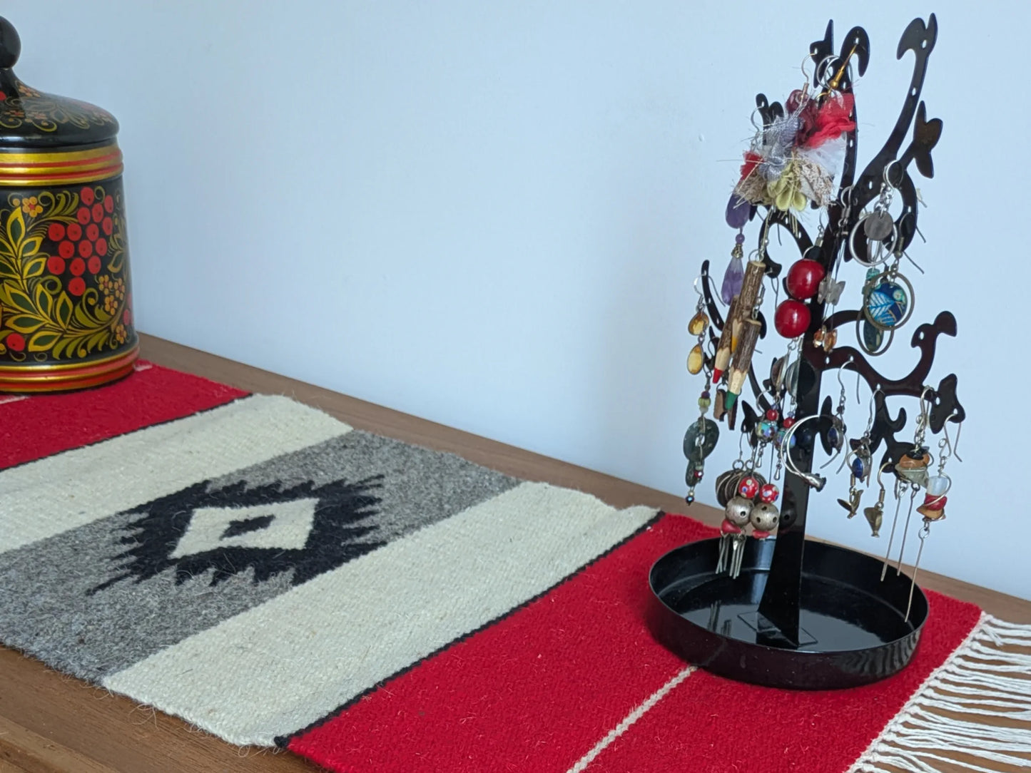 Kilim en laine tissé main au Monténégro, vu de côté avec motif géométrique traditionnel