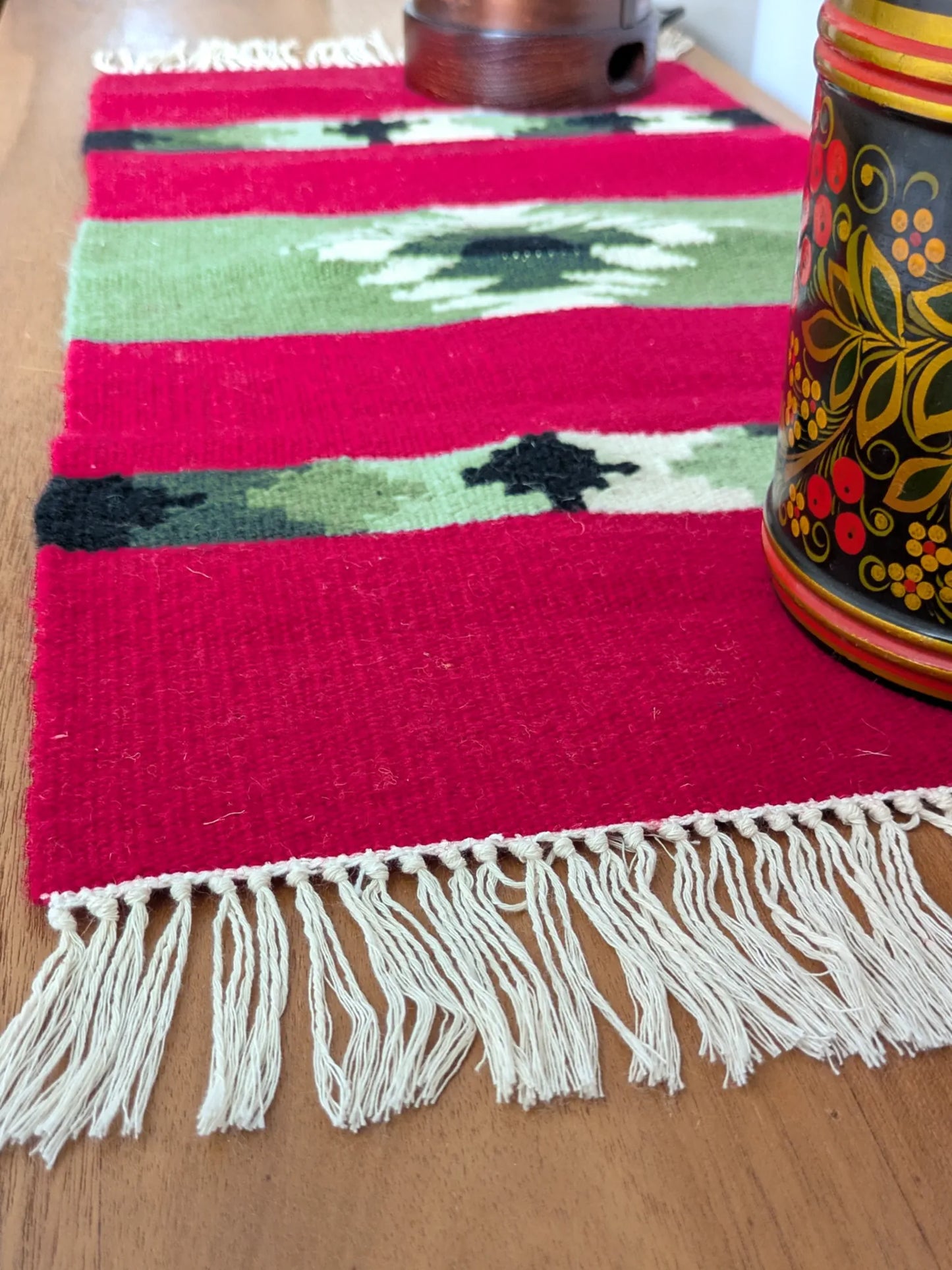 Kilim en laine rouge et vert olive avec franges, tissé à plat à la main