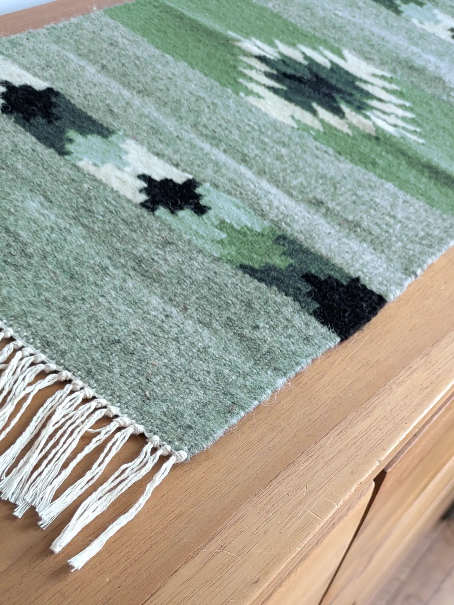 Kilim vert olive et gris avec franges, détail du bord et du tissage à plat
