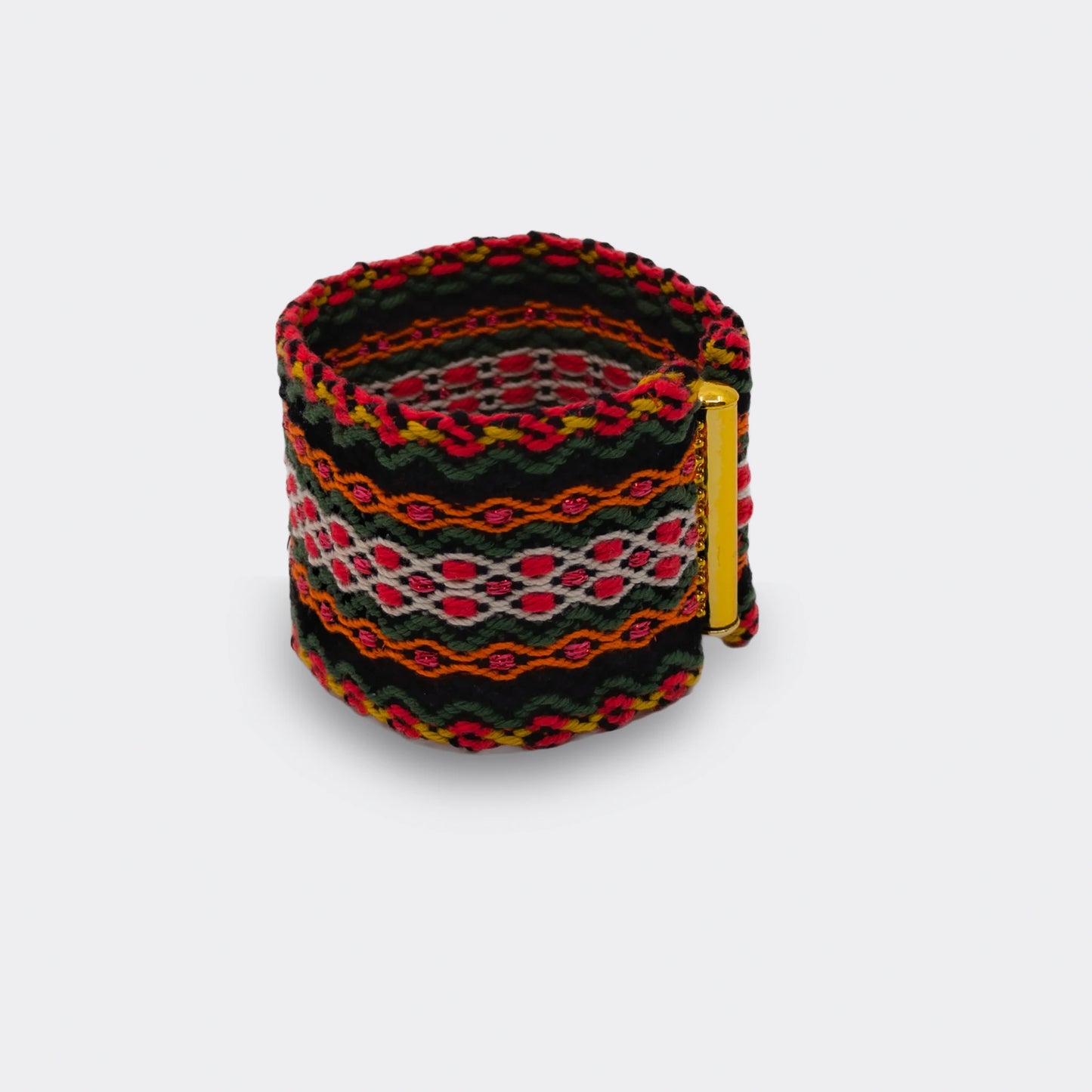 Bracelet aux couleurs très variées et aux figures géométriques inspirées du folklore de l'Europe de l'est. Entièrement tissé à la main en Serbie.
