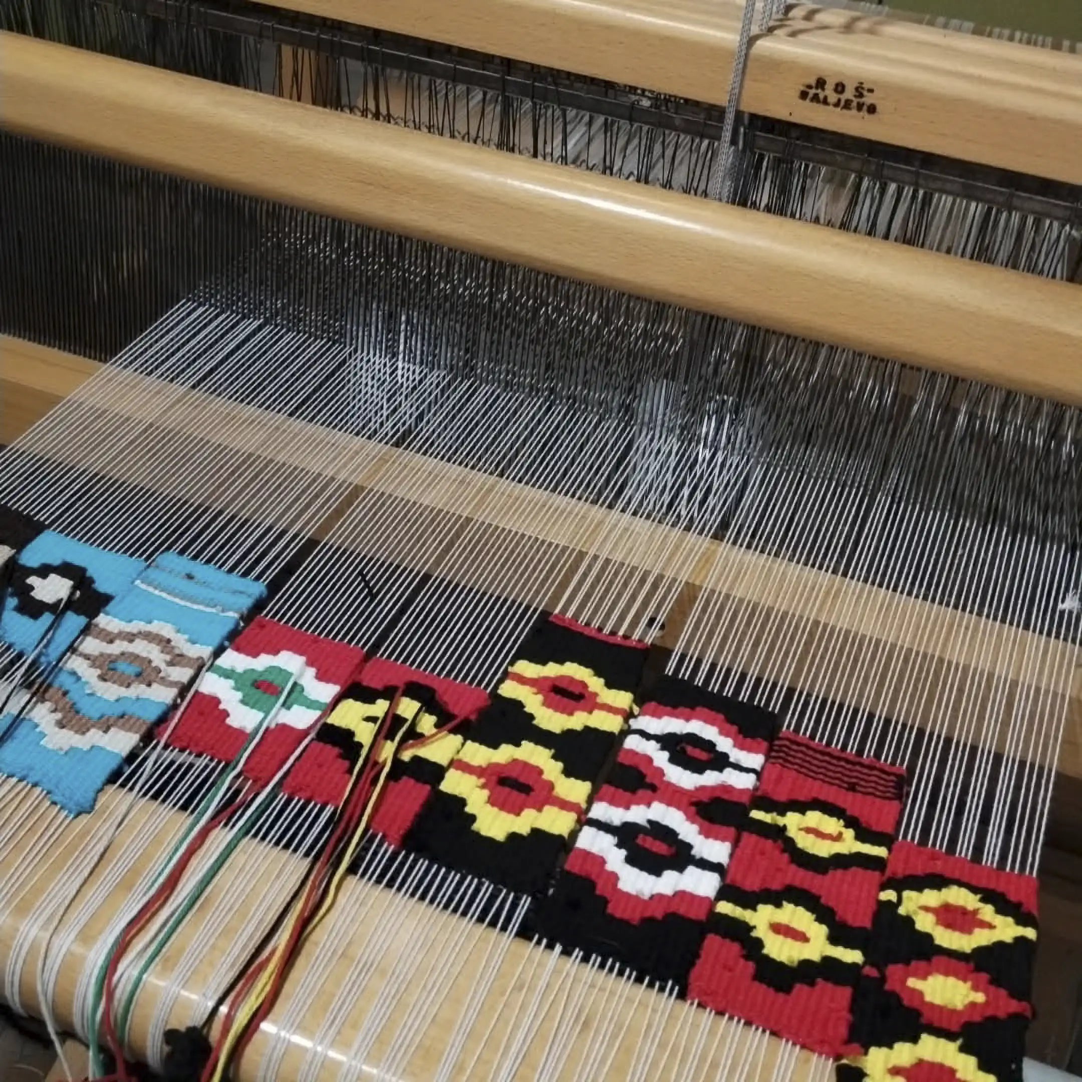 Métier à tisser avec des réalisations en cours à motifs folklorique des pays de l'Est