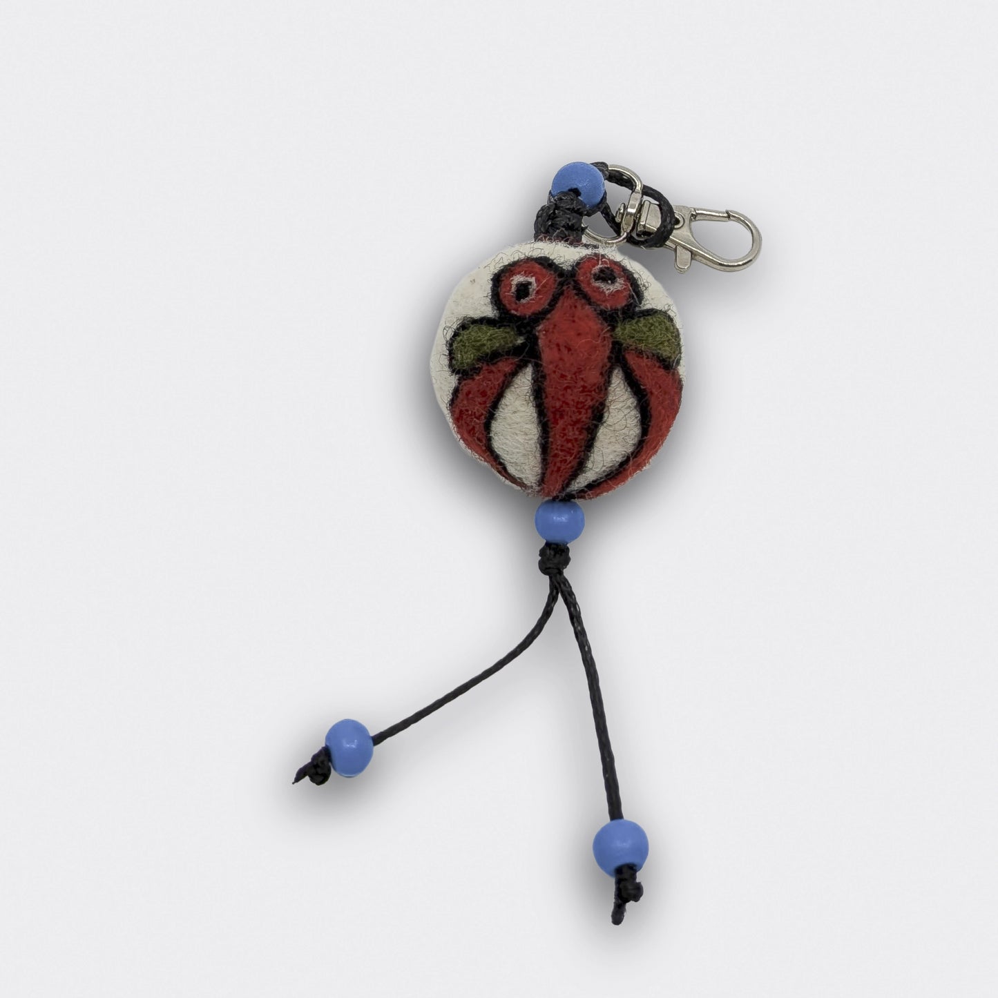 Breloque Milodrag en feutre, couleur gris clair avec motif stylisé