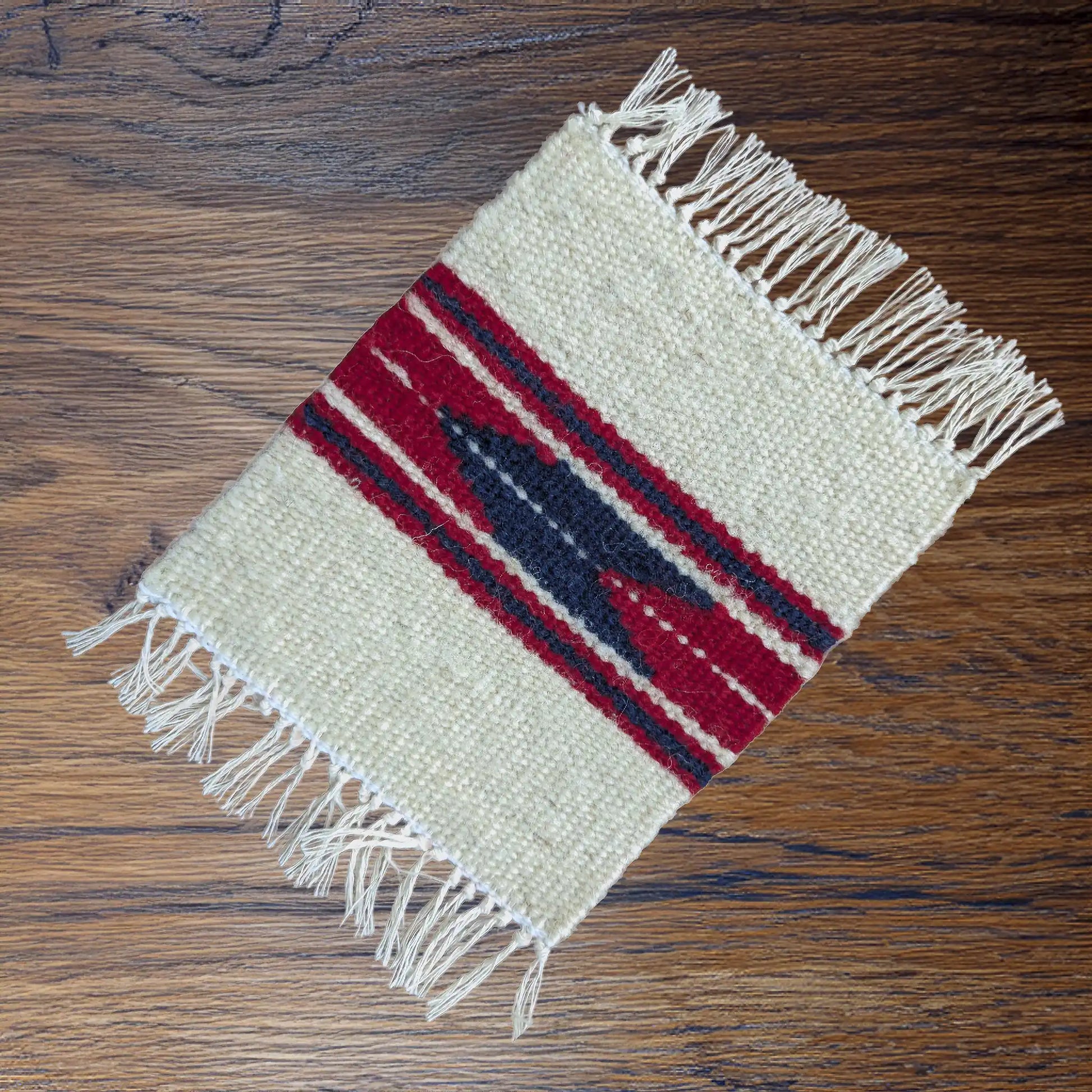 Vue d'un mini-tapis couleur crème avec motifs inspirés des Balkans.